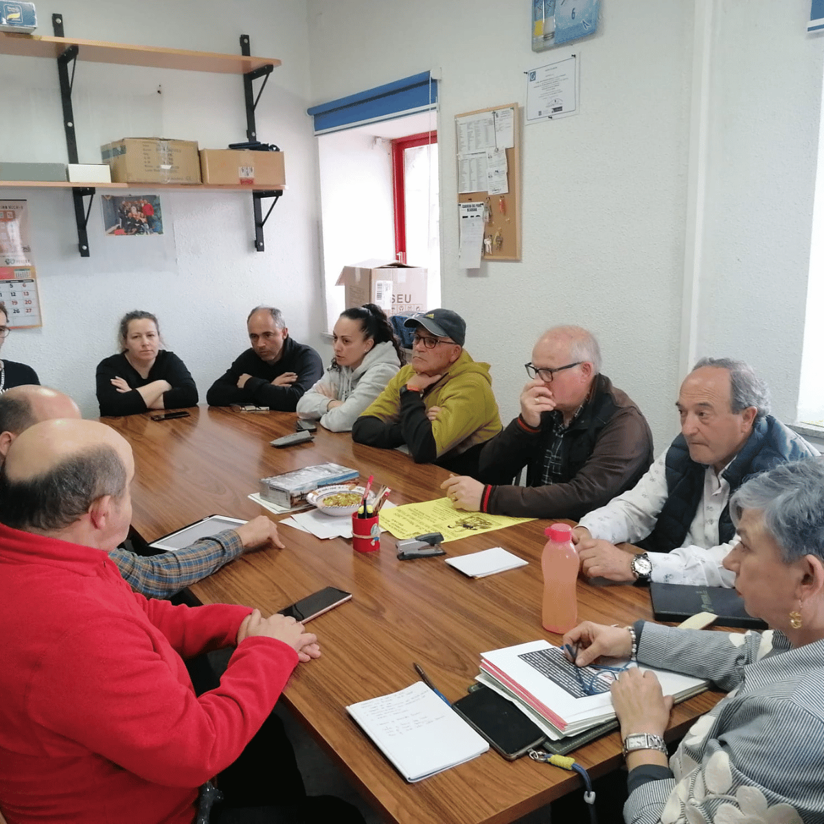 Reunión comunitaria para discutir iniciativas